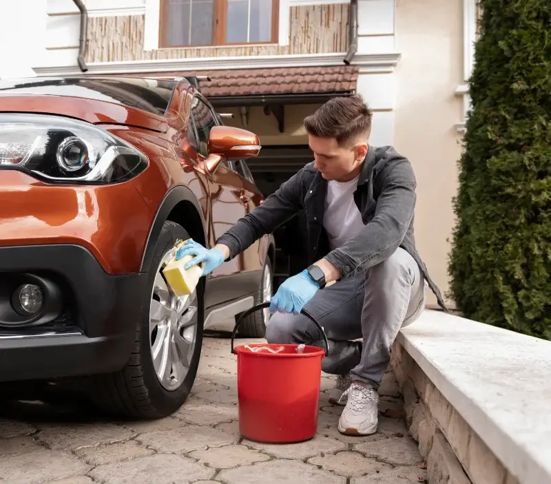 Lavage auto à domicile Bourg-des-Comptes : professionnel intervenant sur un véhicule